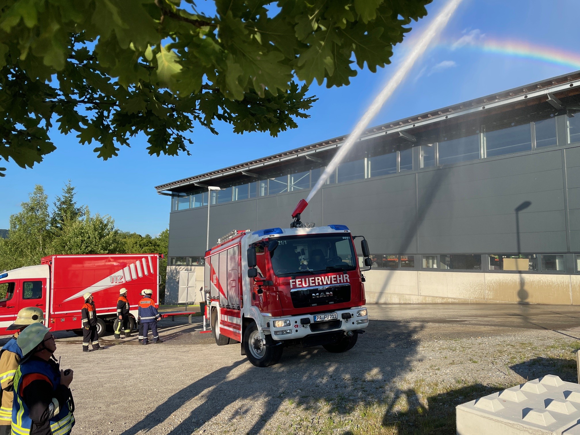 Du betrachtest gerade Realitätsnahe Feuerwehrübung bei JELBA – Starke Leistung der Einsatzkräfte aus der Region